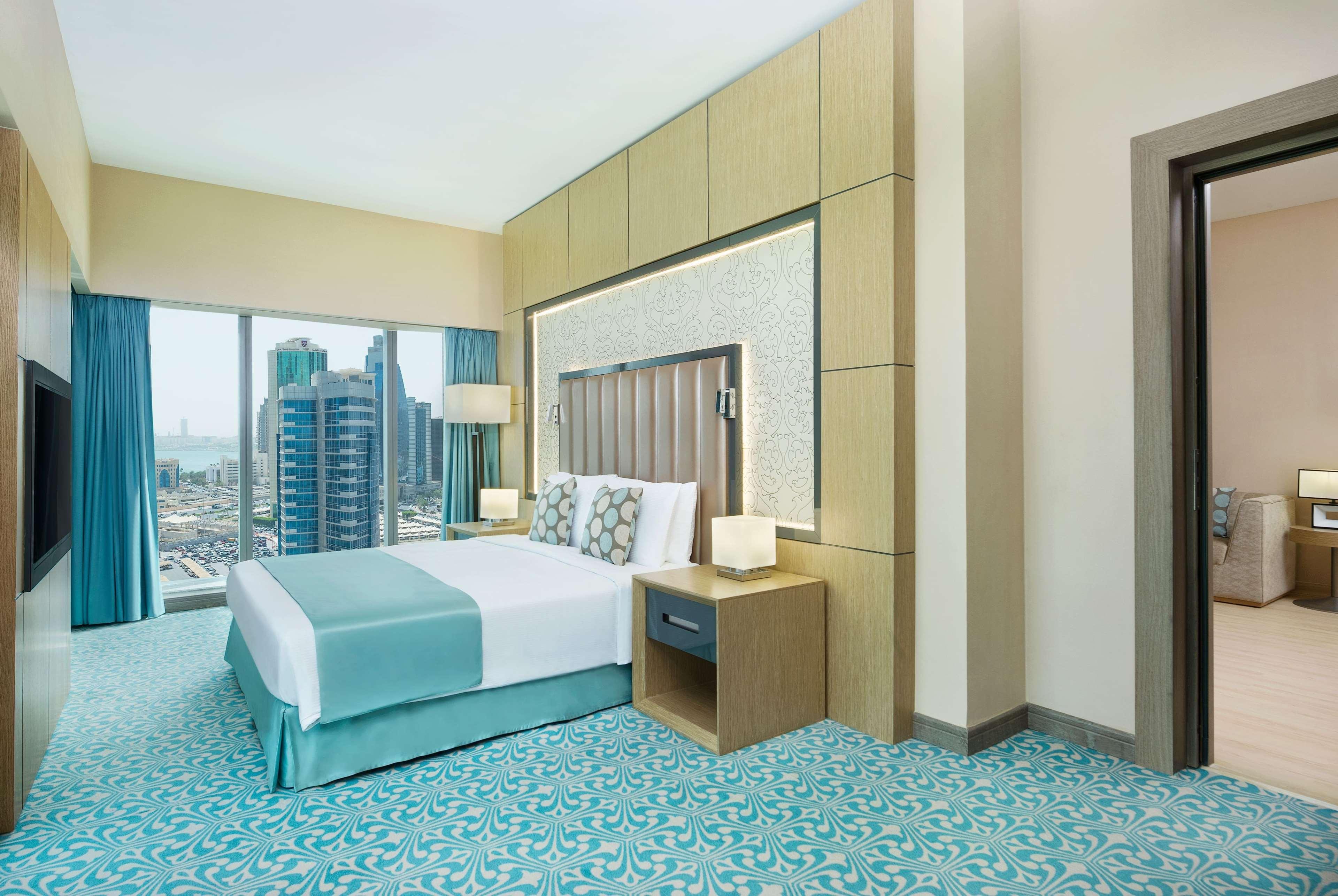 多哈西湾温德姆酒店 外观 照片 A bedroom at the hotel