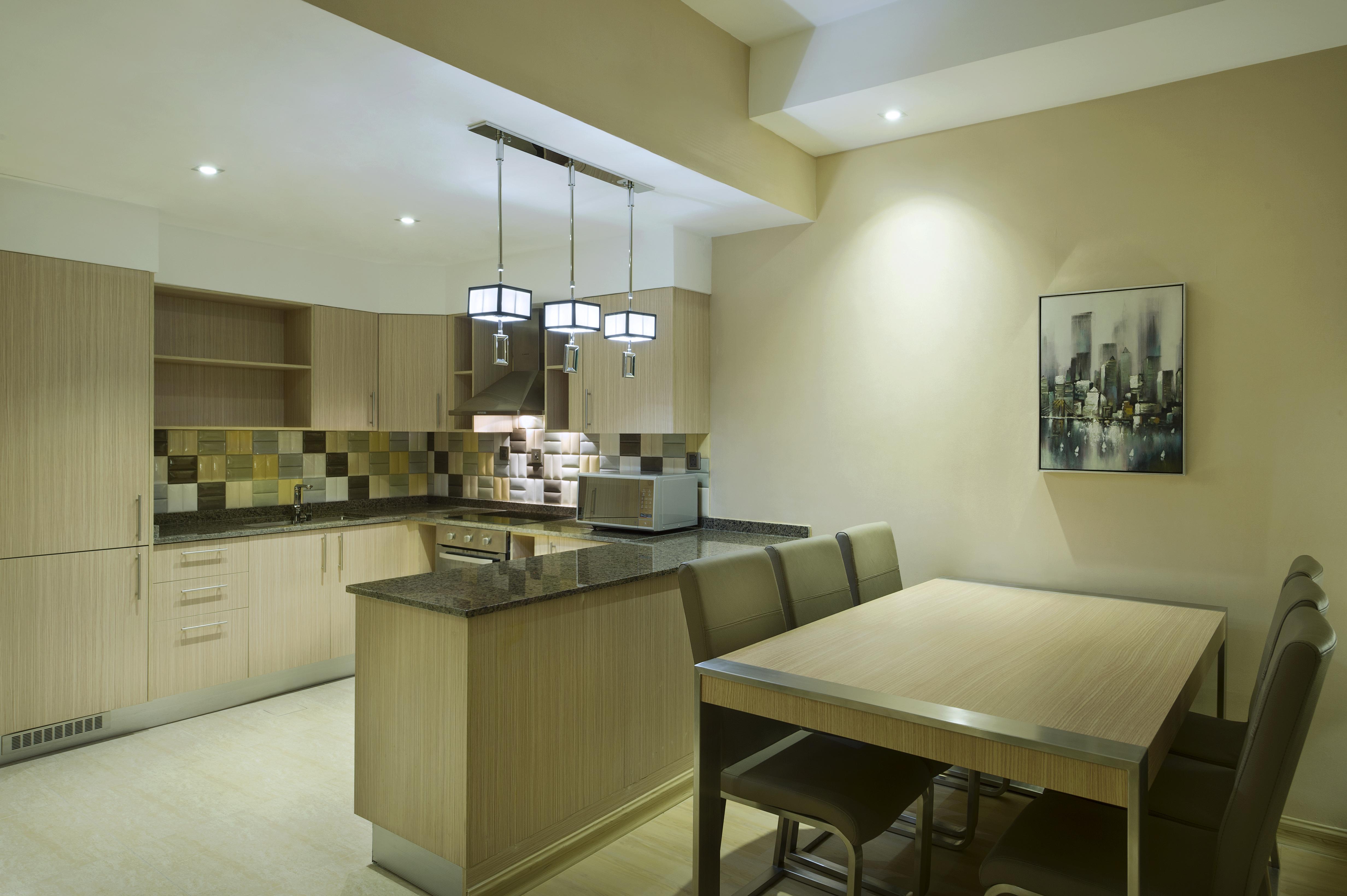 多哈西湾温德姆酒店 外观 照片 A kitchen in a serviced apartment in Dubai