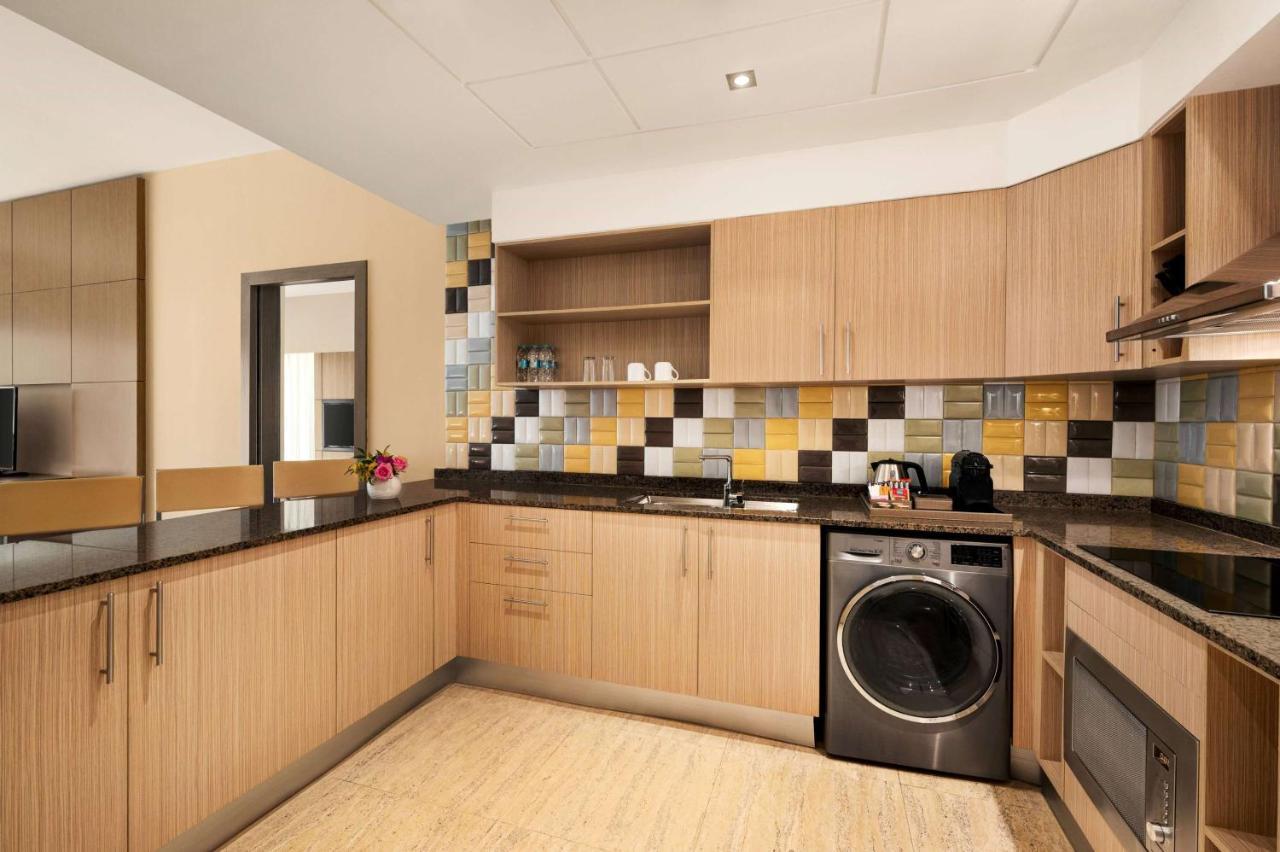 多哈西湾温德姆酒店 外观 照片 A typical kitchen in a residential apartment