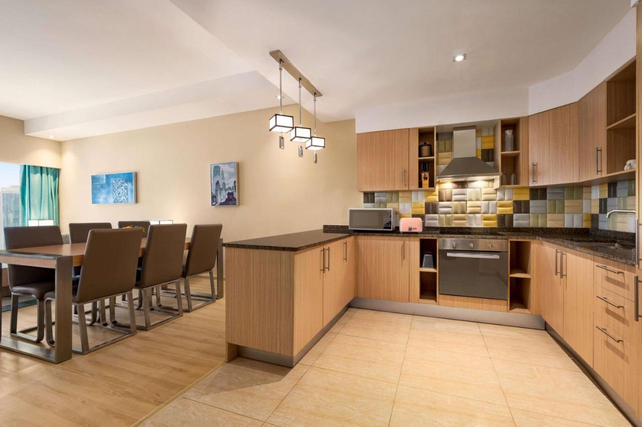 多哈西湾温德姆酒店 外观 照片 A typical kitchen in a serviced apartment