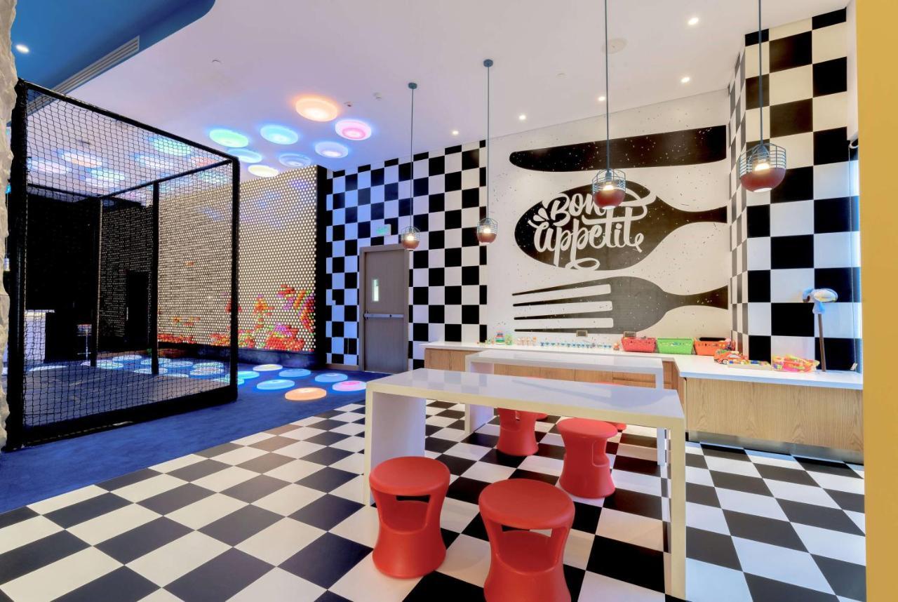 多哈西湾温德姆酒店 外观 照片 The interior of a typical McDonald's PlayPlace