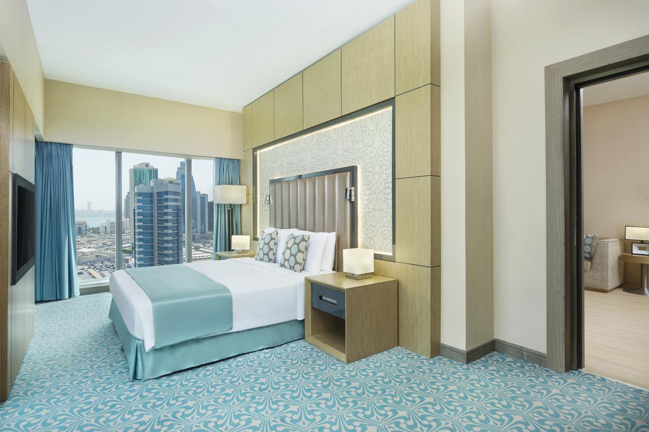 多哈西湾温德姆酒店 外观 照片 A bedroom at the hotel