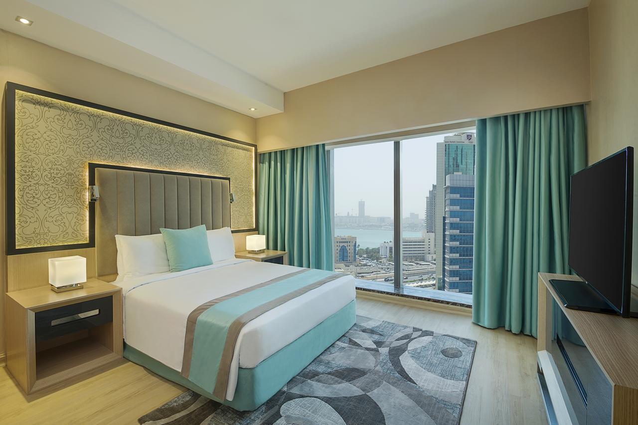 多哈西湾温德姆酒店 外观 照片 A bedroom at the hotel